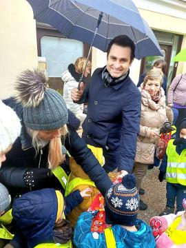 Foto utrinki krašenja smrečic in prižig plamenčkov upanja na Šutni (20)